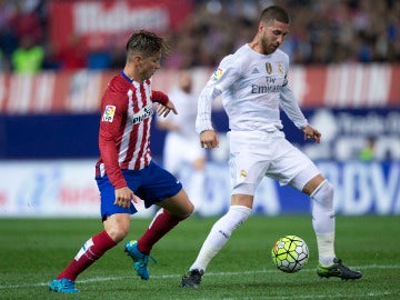 Ramos controla un balón ante la presión de Fernando Torres