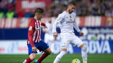 Ramos controla un balón ante la presión de Fernando Torres