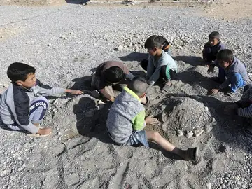 Niños iraquíes juegan en una ciudad cercana a Mosul Niños iraquíes juegan en una ciudad cercana a Mosul