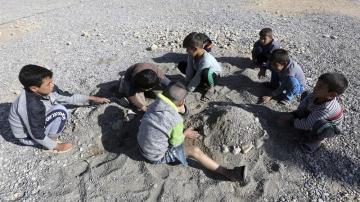 Niños iraquíes juegan en una ciudad cercana a Mosul