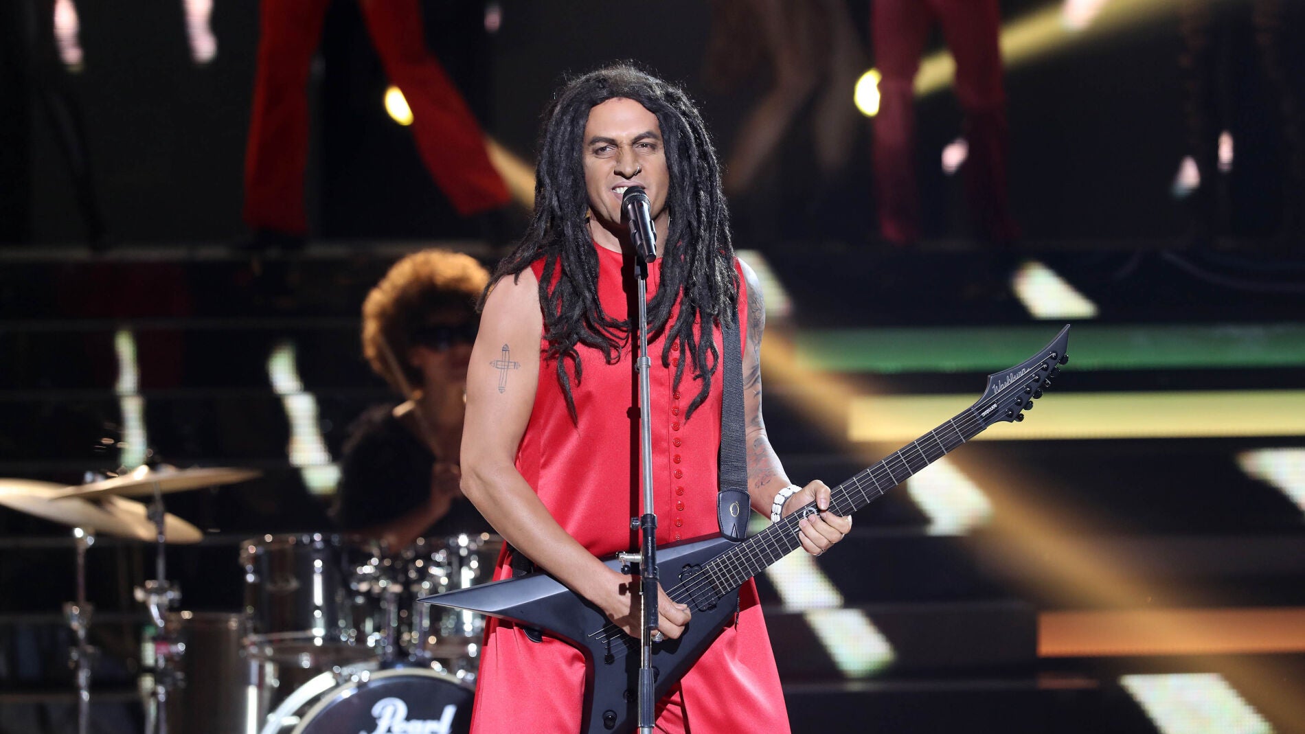Alex O'Dogherty carga de energ&iacute;a el plat&oacute; de 'Tu cara me suena' como Lenny Kravitz