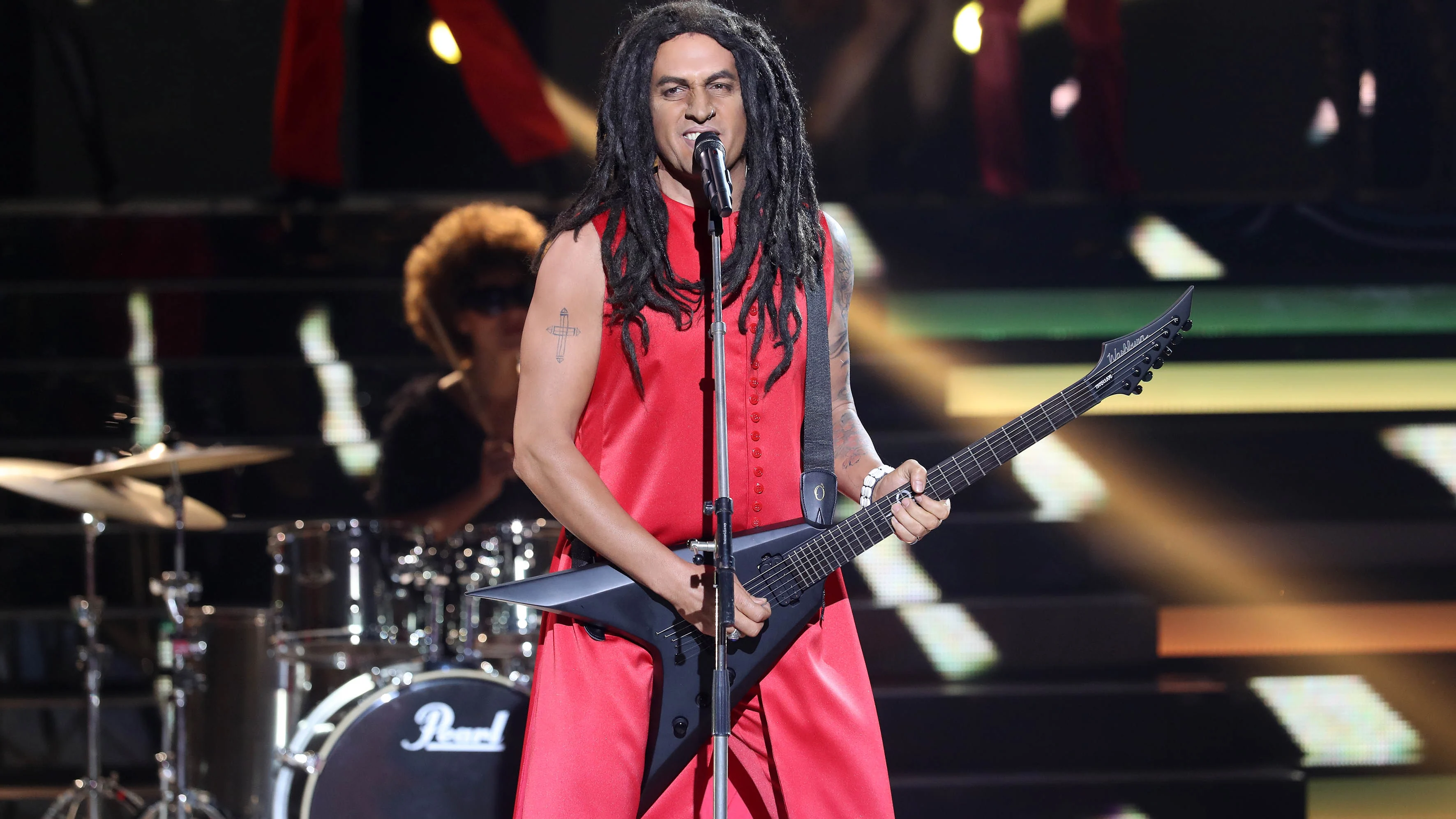 Alex O'Dogherty carga de energía el plató de 'Tu cara me suena' como Lenny Kravitz