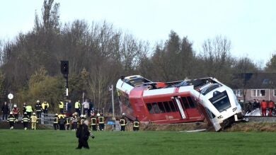 Un tren descarrila al chocar con un camión y deja varios heridos en Holanda