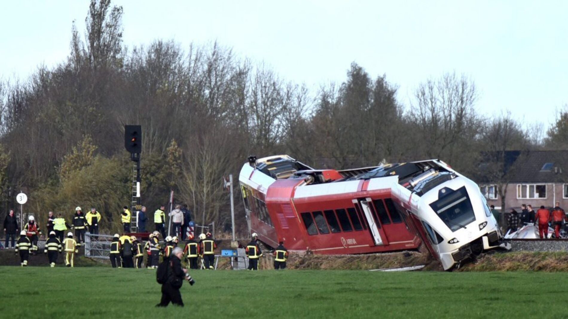 Operarios trabajan en las labores de rescate