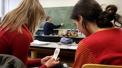 Expulsan a una alumna por tirarle un portátil a la cara a su profesor porque le quitó el móvil