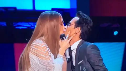 El beso de Jennifer Lopez y Marc Anthony en los Latin Grammy 2016 El beso de Jennifer Lopez y Marc Anthony en los Latin Grammy 2016