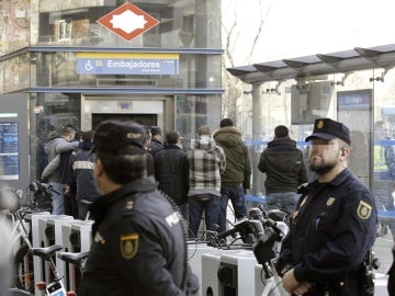 Varios compañeros durante el traslado del cuerpo del policía nacional que murió arrollado por un tren de cercanías en la estación de Embajadores