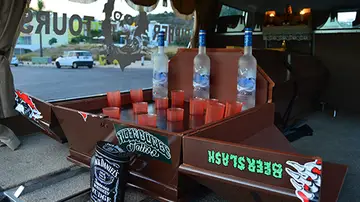 Han convertido la caja de madera en un minibar Han convertido la caja de madera en un minibar