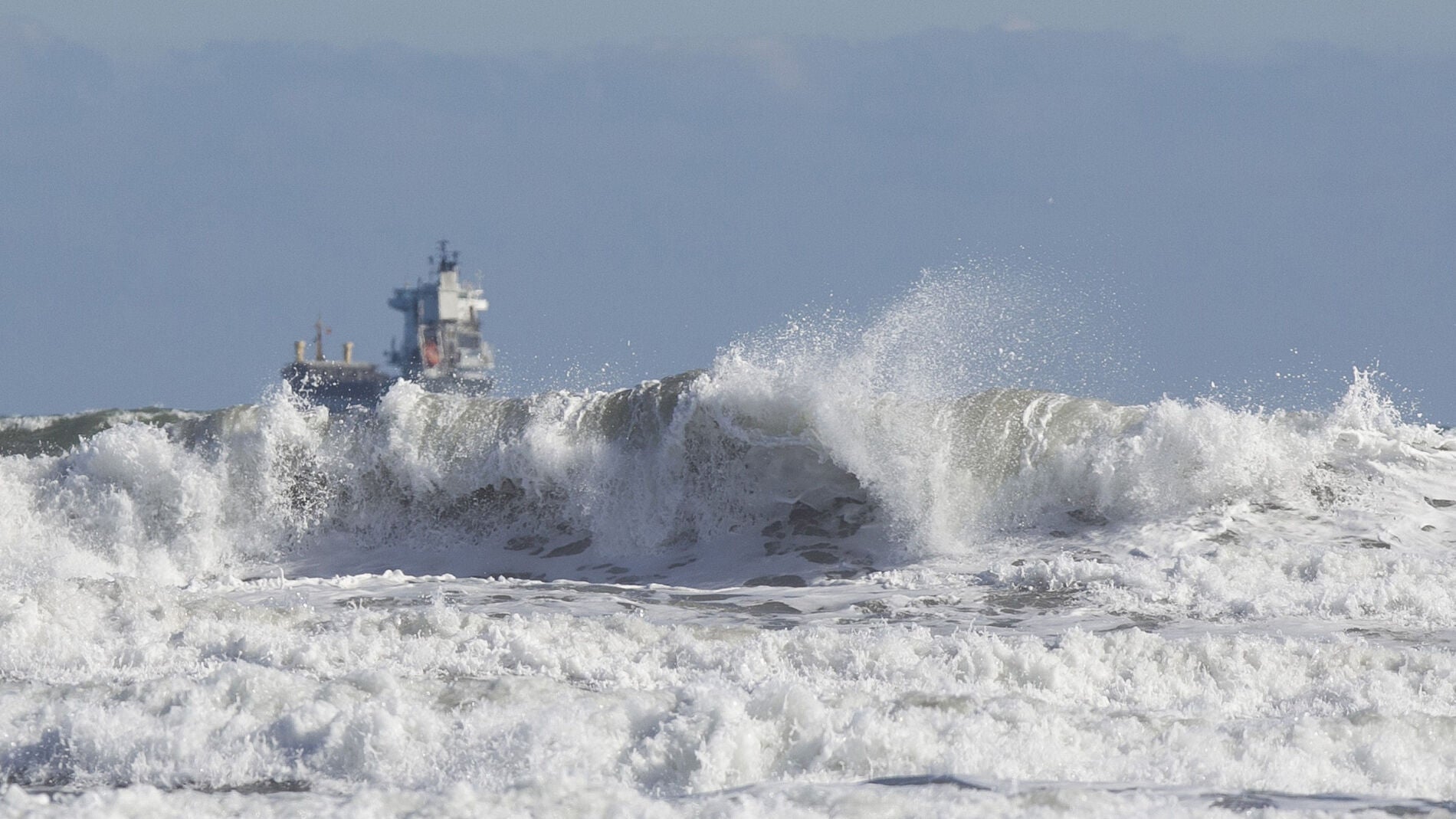 Olas de m&aacute;s de ocho metros en el Cant&aacute;brico