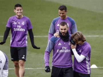 Benzema y Modric bromean durante el entrenamiento en Valdebebas