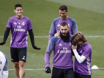Benzema y Modric bromean durante el entrenamiento en Valdebebas Benzema y Modric bromean durante el entrenamiento en Valdebebas
