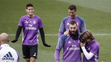 Benzema y Modric bromean durante el entrenamiento en Valdebebas