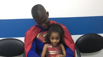 Enner Valencia se viste de Superman para visitar a unos niños con cáncer