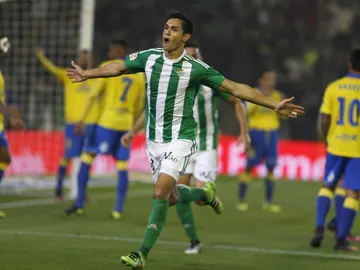 El defensa del Betis, Aissa Mandi, celebra su gol El defensa del Betis, Aissa Mandi, celebra su gol