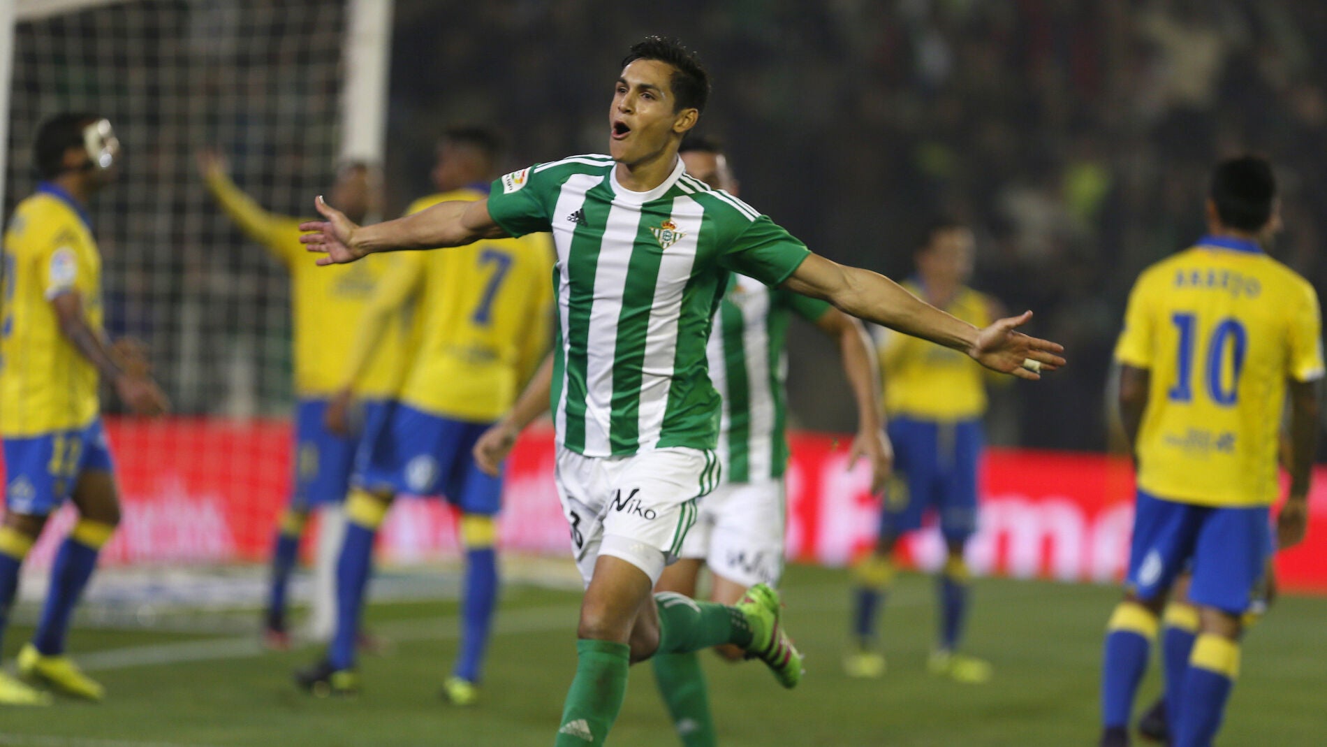 El defensa del Betis, Aissa Mandi, celebra su gol