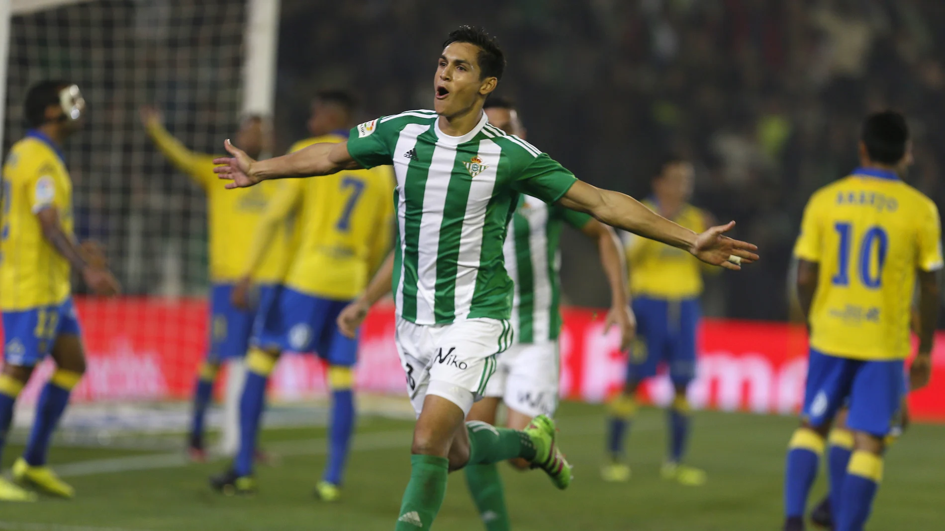El defensa del Betis, Aissa Mandi, celebra su gol El defensa del Betis, Aissa Mandi, celebra su gol