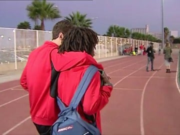 Frame 0.0 de: Un jugador juvenil del CD Olímpico de Cádiz, insultado constantemente en el campo por ser negro