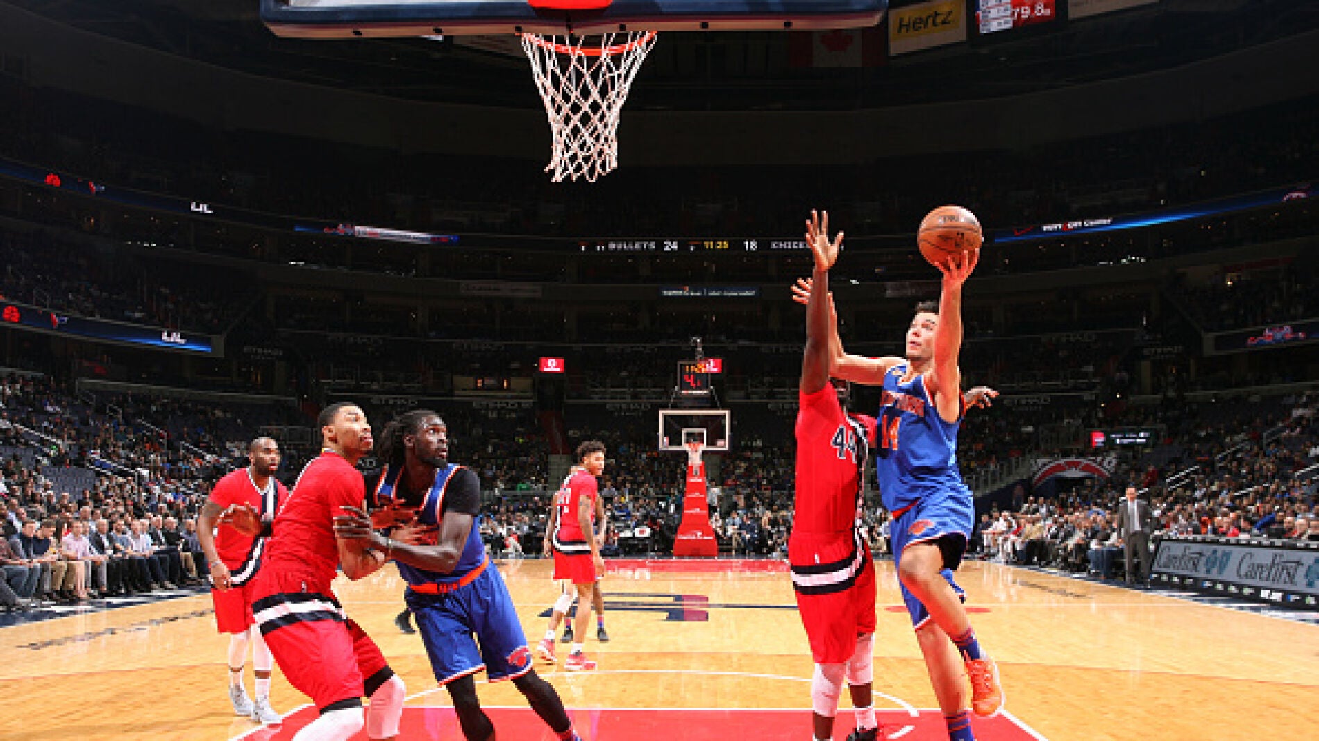 Willy Hernang&oacute;mez lanza a canasta ante los Wizards