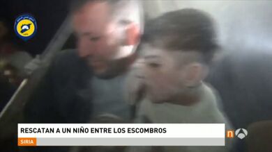 Rescatan con vida a un niño sepultado entre los escombros de un edificio en Alepo