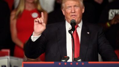 Una portavoz de Donald Trump sugiere que el republicano no investigará a Hillary Clinton por sus correos