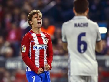 El delantero francés Antoine Griezmann (i), del Atlético de Madrid, se lamenta durante el partido 