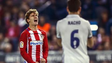 El delantero francés Antoine Griezmann (i), del Atlético de Madrid, se lamenta durante el partido 