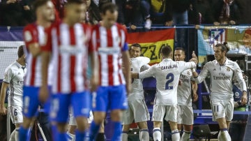 El Real Madrid celebra un gol con el Atlético