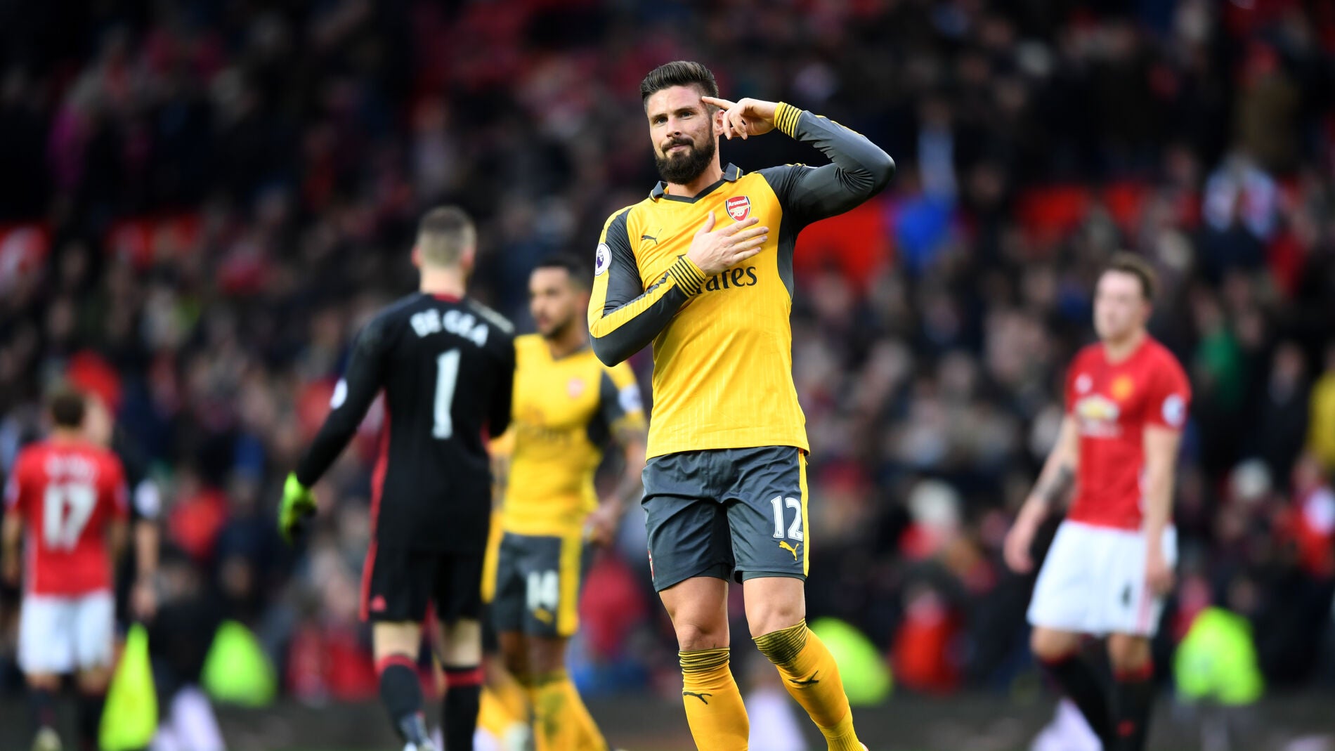 Giroud celebra su gol en Old Trafford