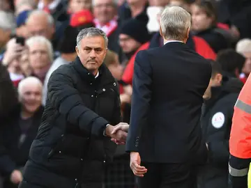Mourinho saluda a Wenger Mourinho saluda a Wenger