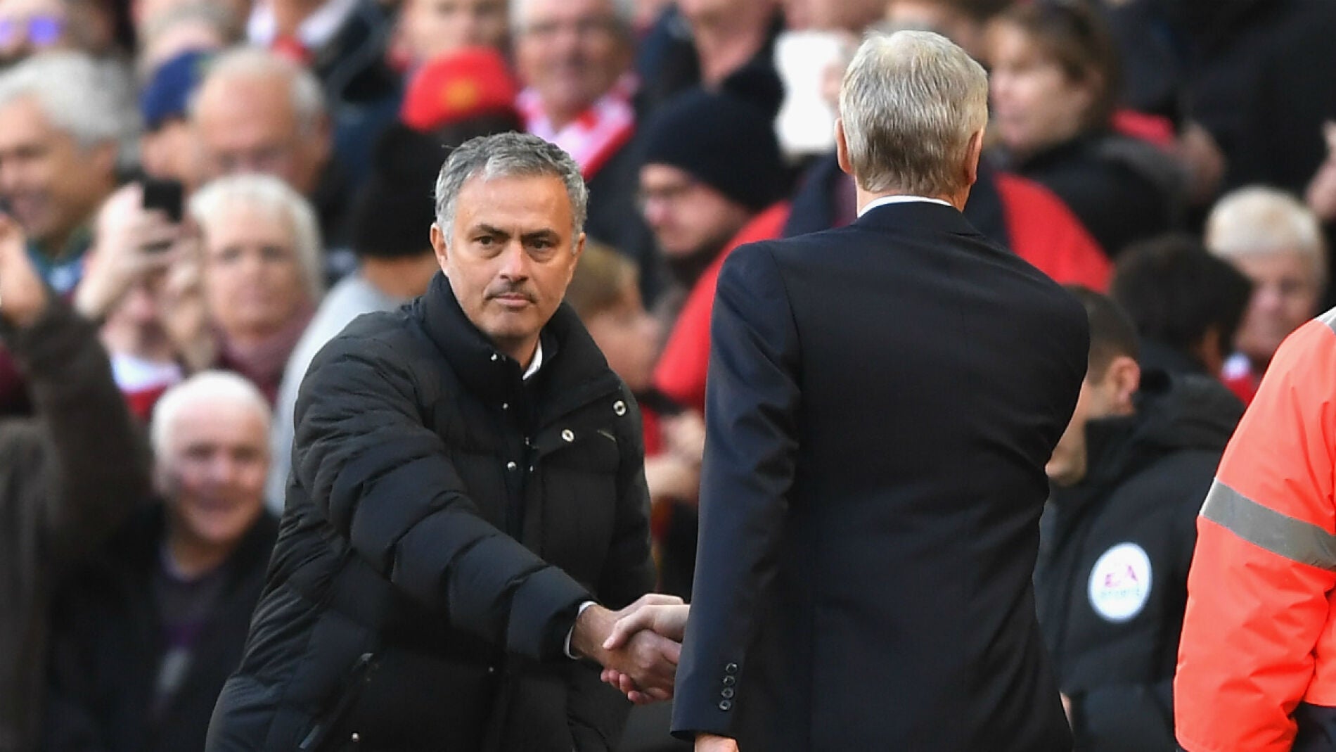 Mourinho saluda a Wenger