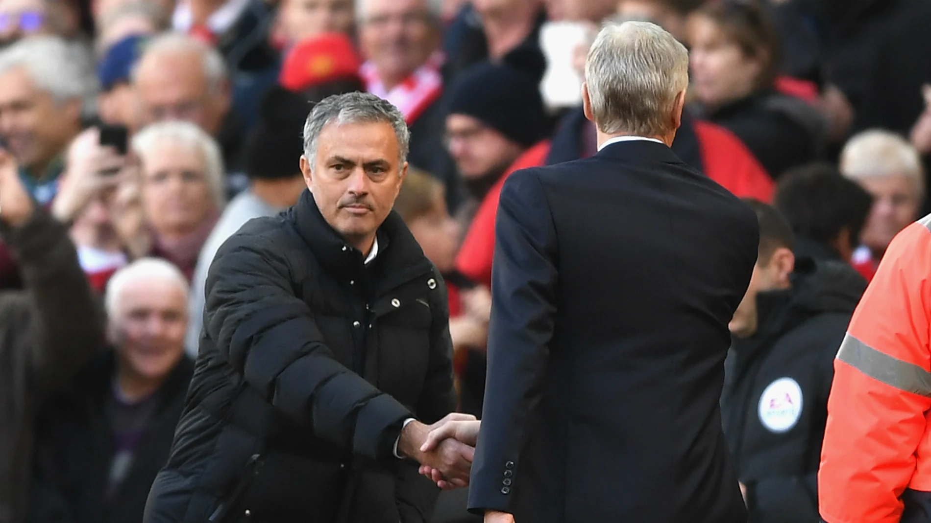 Mourinho saluda a Wenger Mourinho saluda a Wenger
