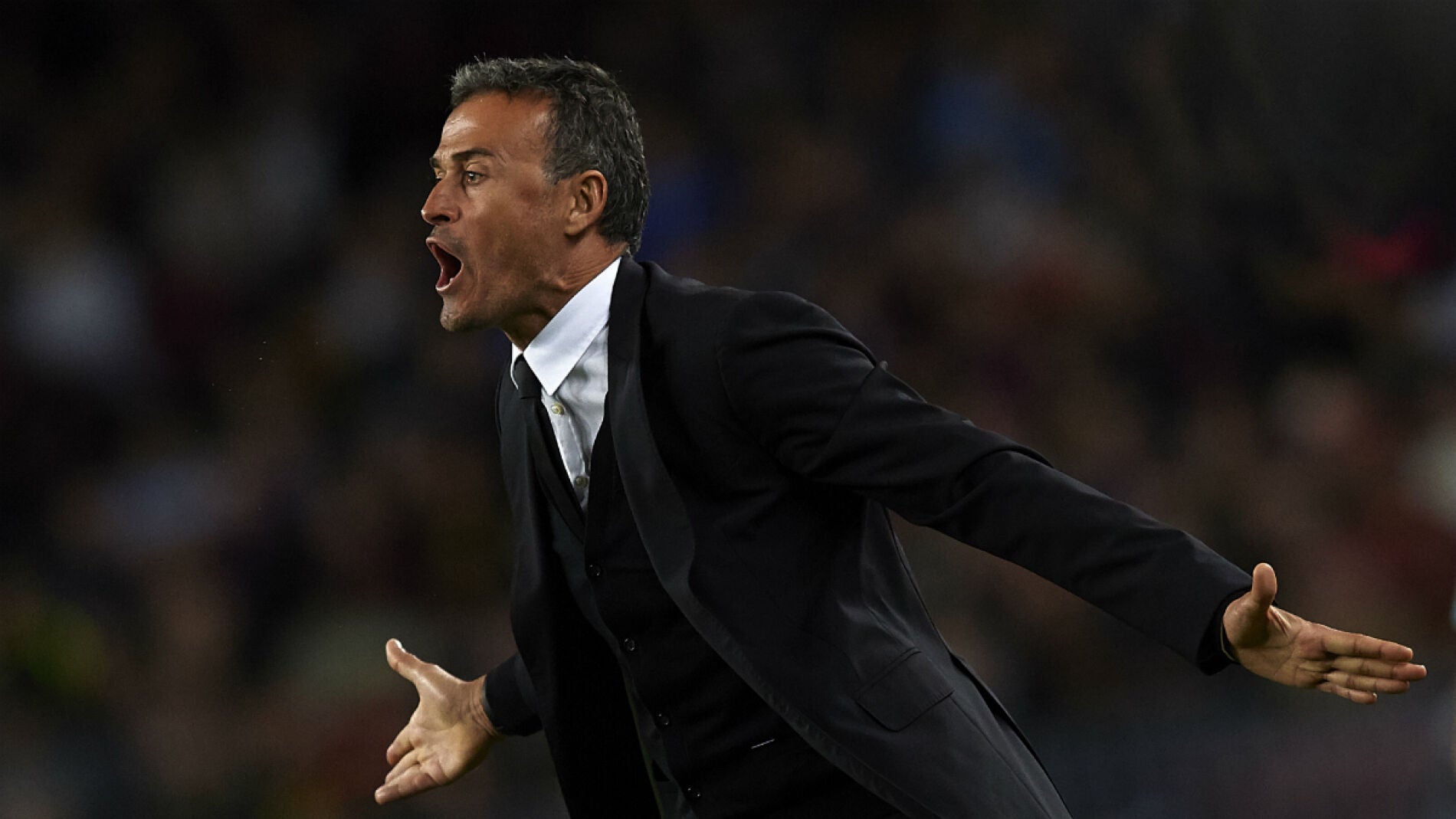 Luis Enrique, nervioso en la banda