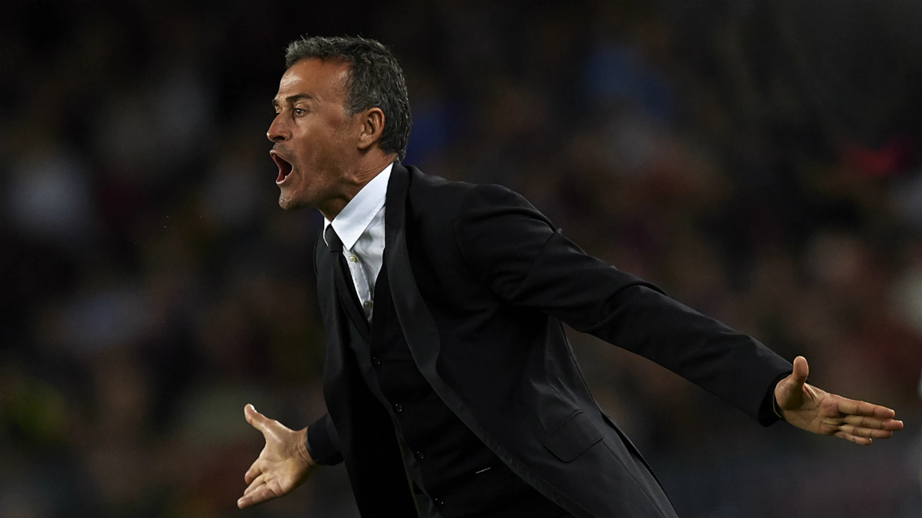 Luis Enrique, nervioso en la banda Luis Enrique, nervioso en la banda