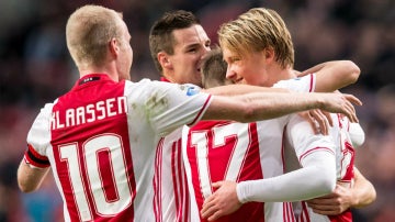 Dolberg celebra un gol con el Ajax