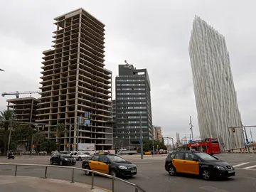 Dos taxis circulan por Barcelona Dos taxis circulan por Barcelona