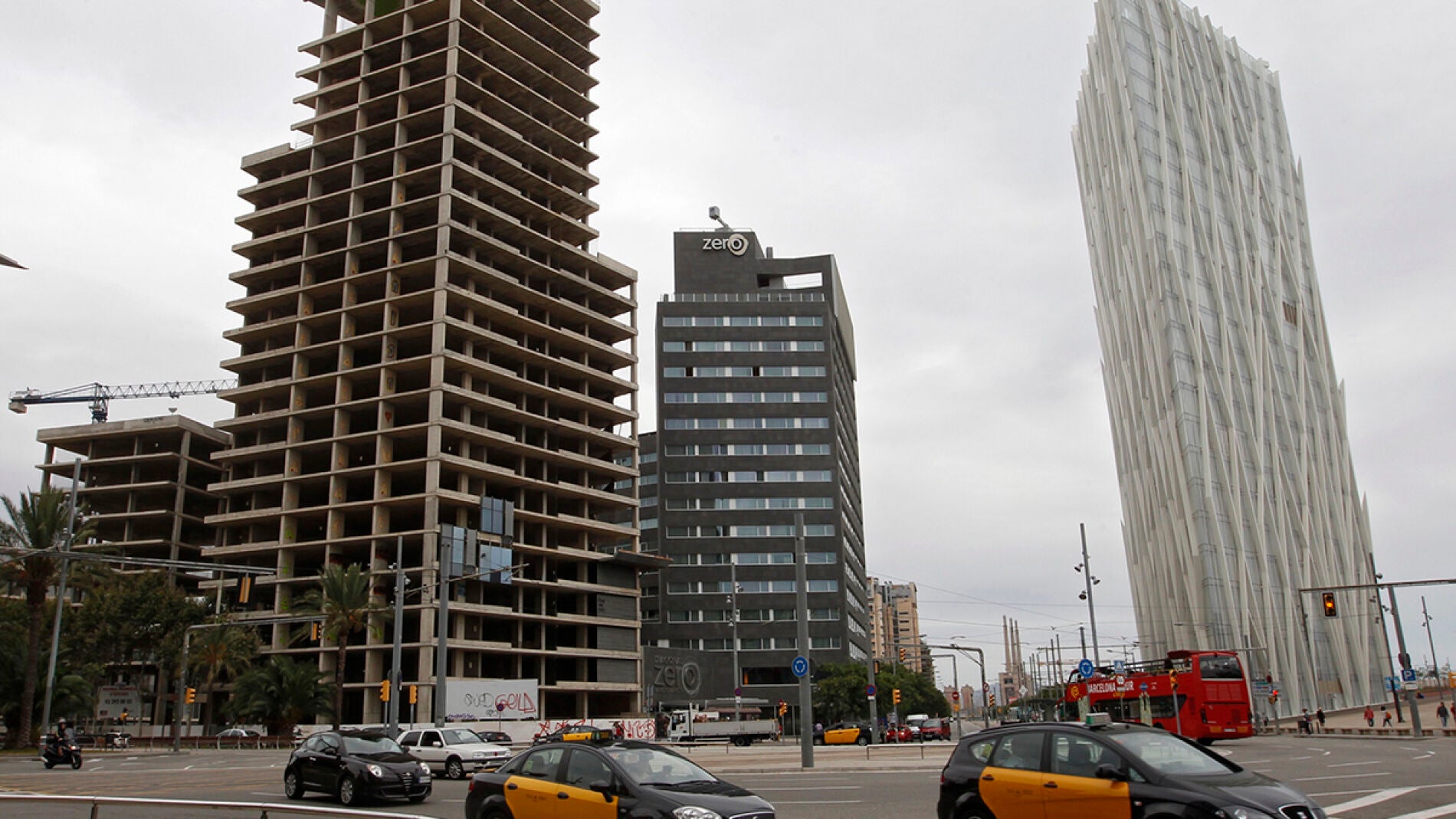 Dos taxis circulan por Barcelona