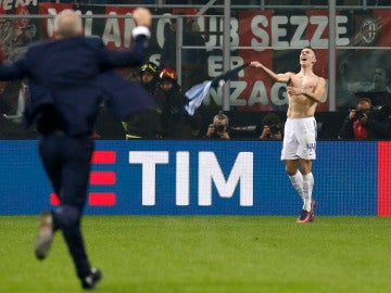 Perisic celebra el 2-2 en San Siro