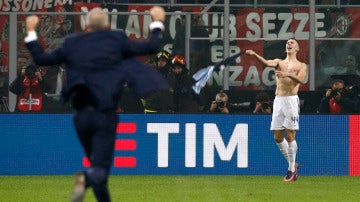 Perisic celebra el 2-2 en San Siro