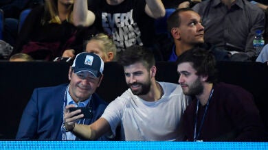 Piqué, junto al actor Kevin Spacey en la final de la Copa Masters 