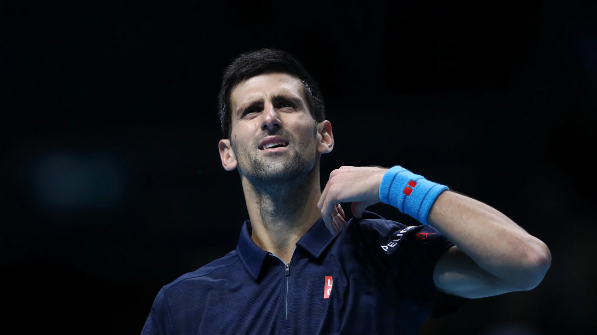 Djokovic mira al cielo Djokovic mira al cielo