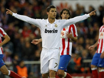 Ronaldo celebra un gol en el derbi del 11 de abril de 2012