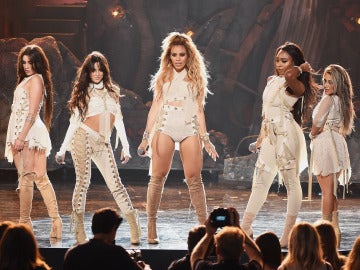 Fifth Harmony durante su actuación en los AMA's 2016 Fifth Harmony durante su actuación en los AMA's 2016