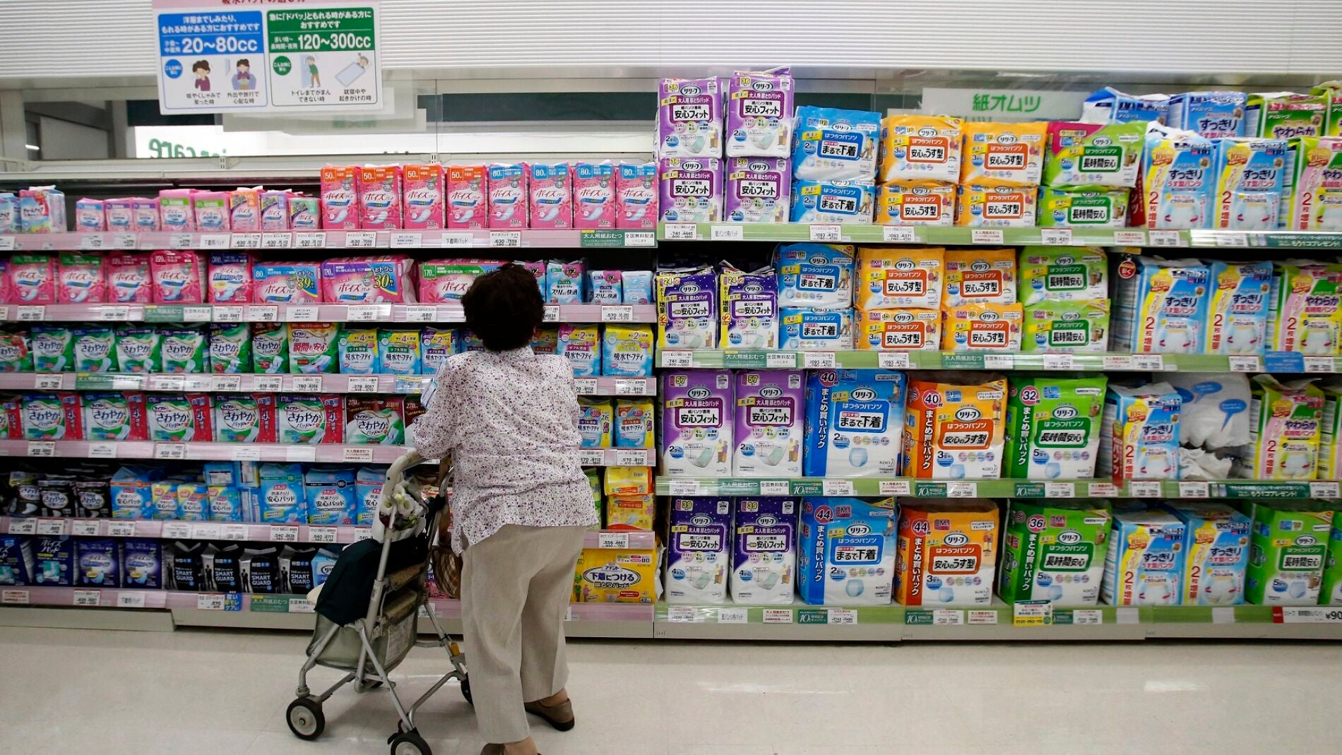Mujer comprando pa&ntilde;ales