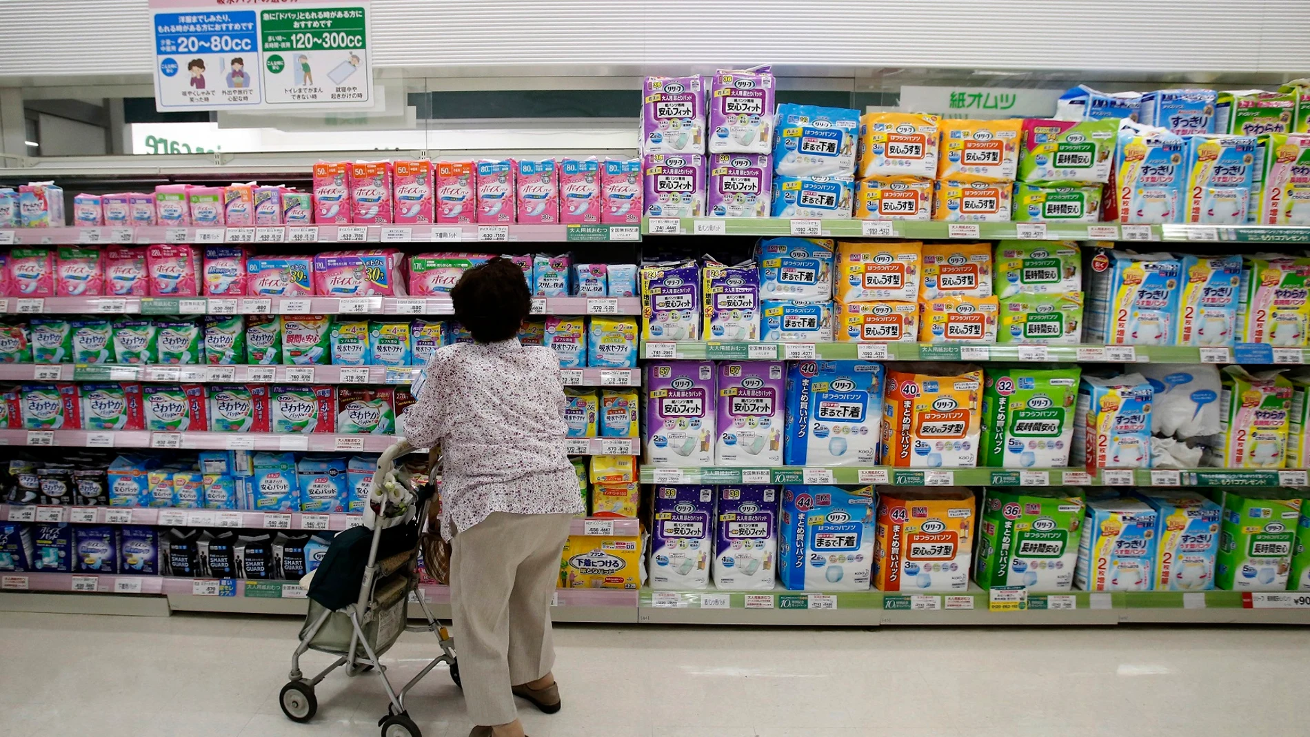 Mujer comprando pañales Mujer comprando pañales