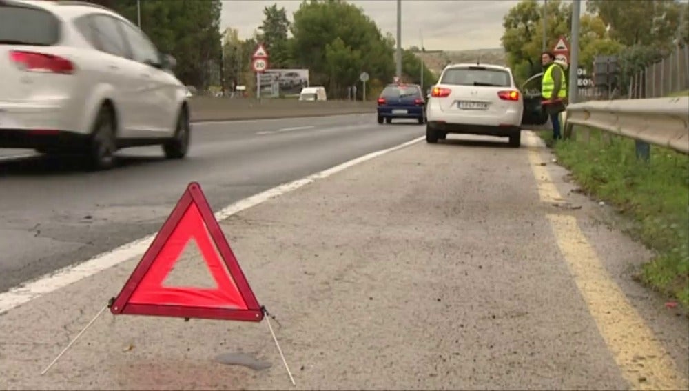 Frame 45.021014 de: Si se detiene en carretera, por una avería o para auxiliar en un accidente, puede poner en riesgo su vida