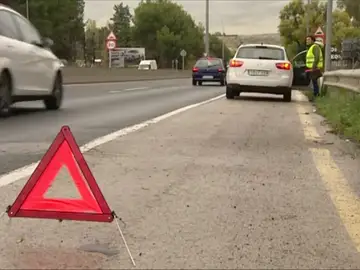 Frame 45.021014 de: Si se detiene en carretera, por una avería o para auxiliar en un accidente, puede poner en riesgo su vida Frame 45.021014 de: Si se detiene en carretera, por una avería o para auxiliar en un accidente, puede poner en riesgo su vida