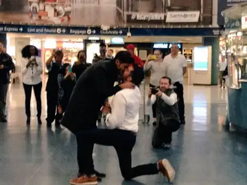 Pedida de mano en el metro de Nueva York Pedida de mano en el metro de Nueva York