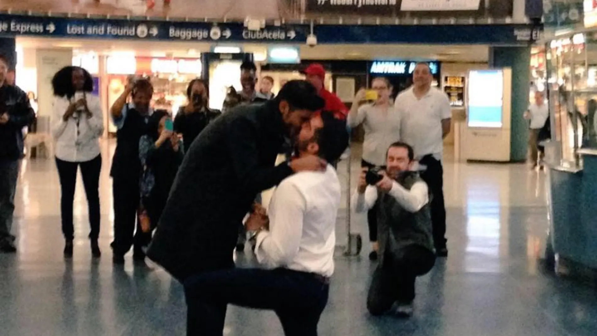 Pedida de mano en el metro de Nueva York Pedida de mano en el metro de Nueva York