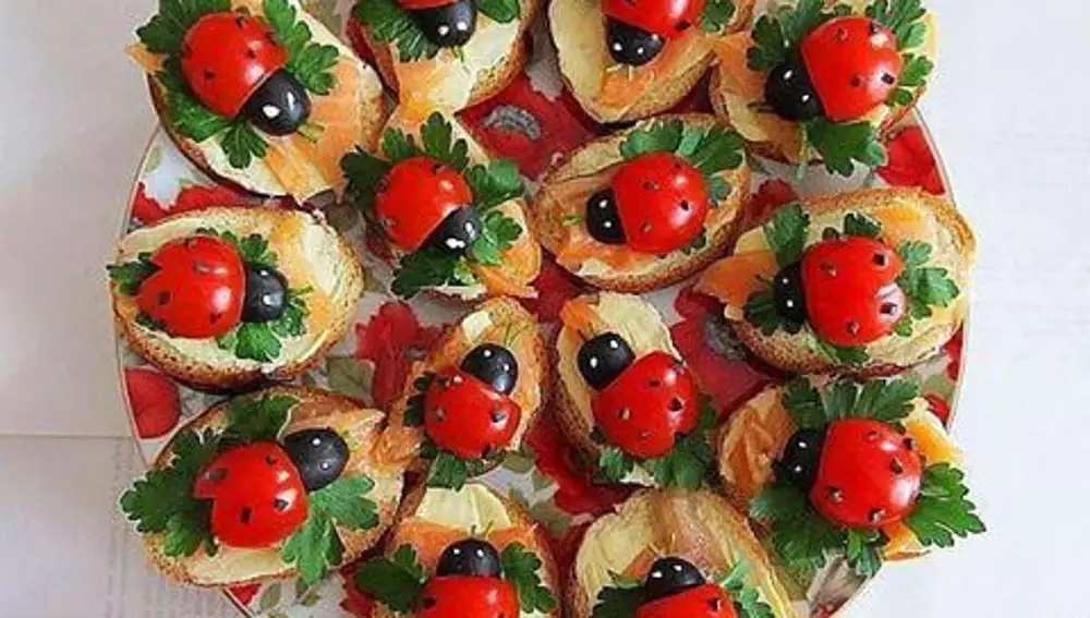 Platos decorados con tomates