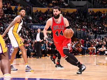 Mirotic conduce el balón en un ataque de los Bulls Mirotic conduce el balón en un ataque de los Bulls